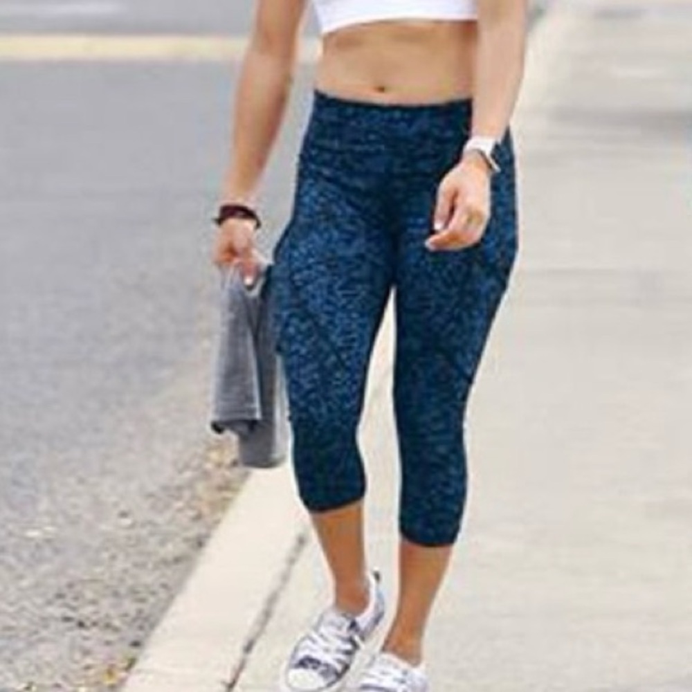 Lululemon Outrun 17" Crop Iced Wave -blue & Black